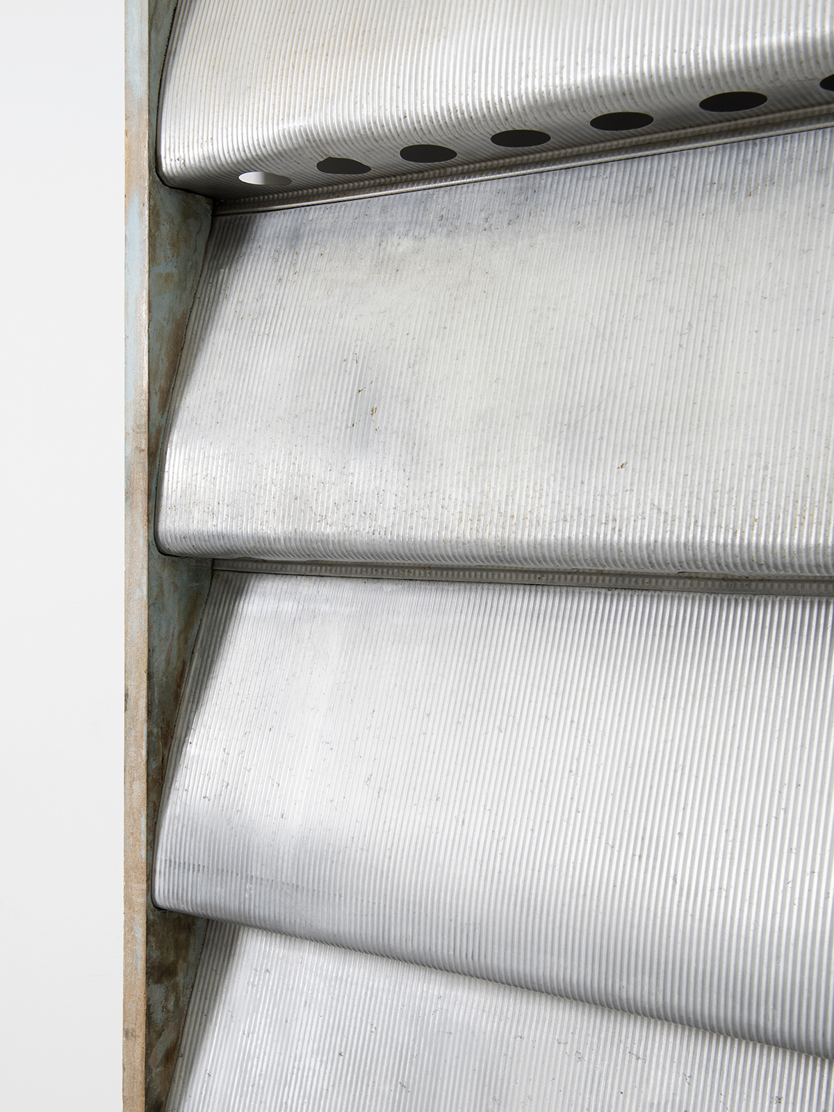 JEAN PROUVÉ - Brise-soleil, 1964 – <h3>Aluminium et bois<br /><br />
Afrique</h3>