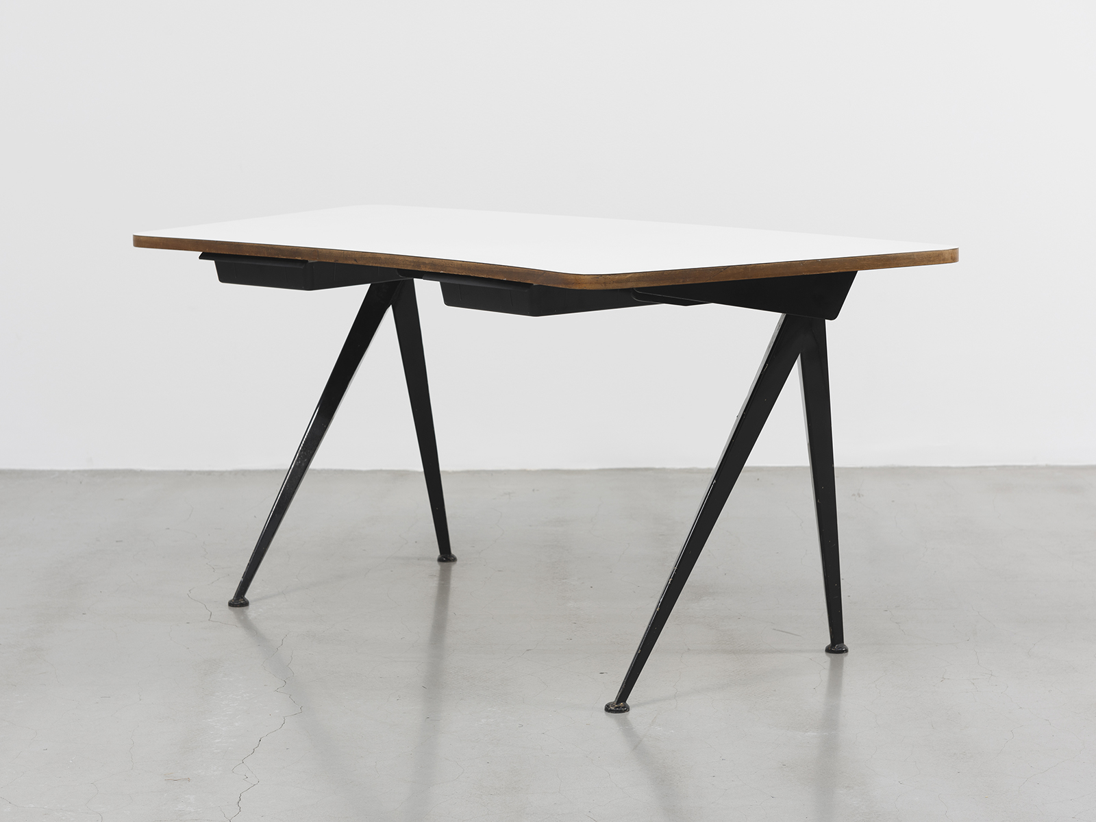 JEAN PROUVÉ - Bureau Direction courbe, ca. 1956 – Tôle d'acier pliée, tube d'acier et bois stratifié