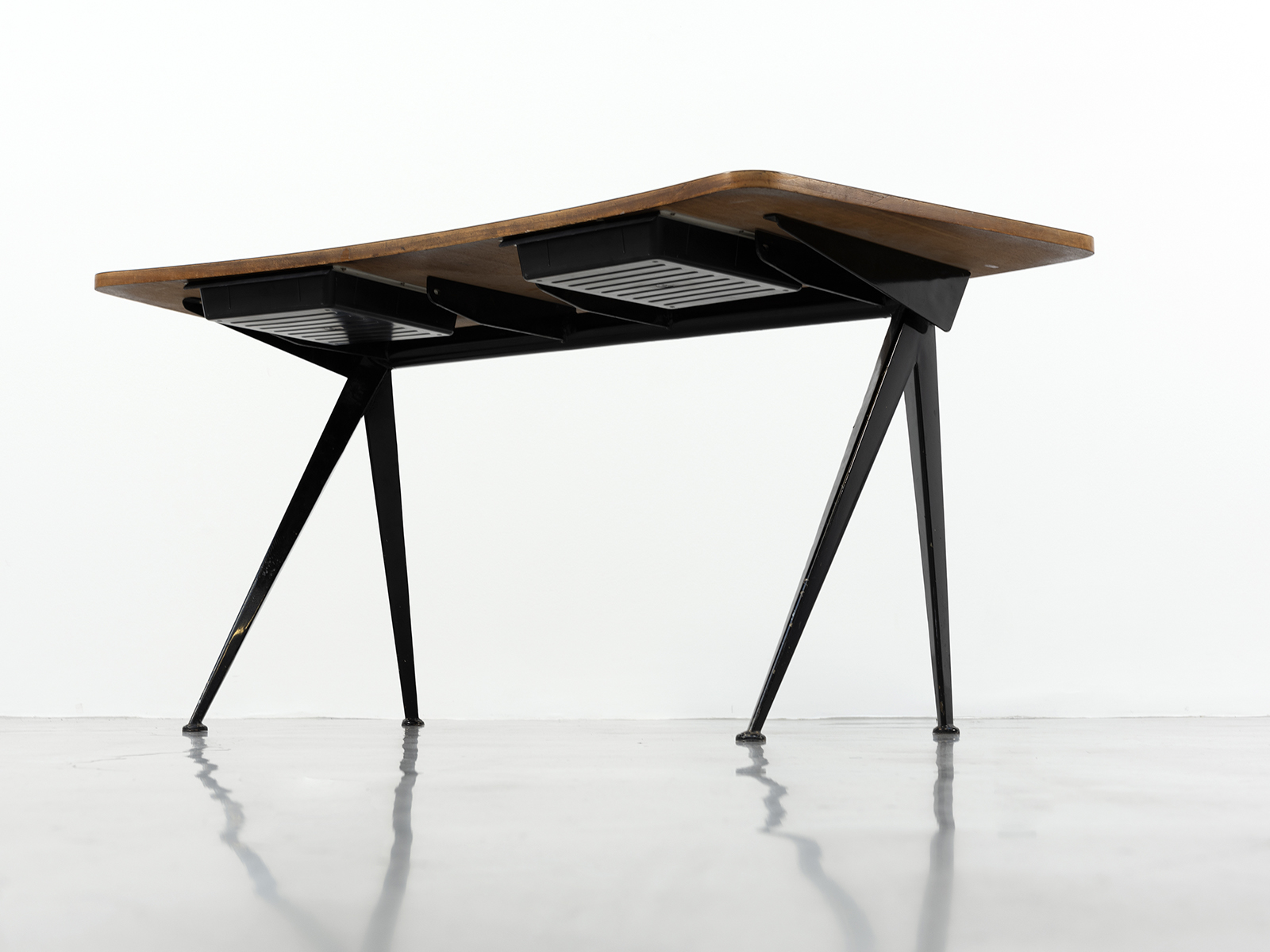 JEAN PROUVÉ - Bureau Direction courbe, ca. 1956 – Tôle d'acier pliée, tube d'acier et bois stratifié