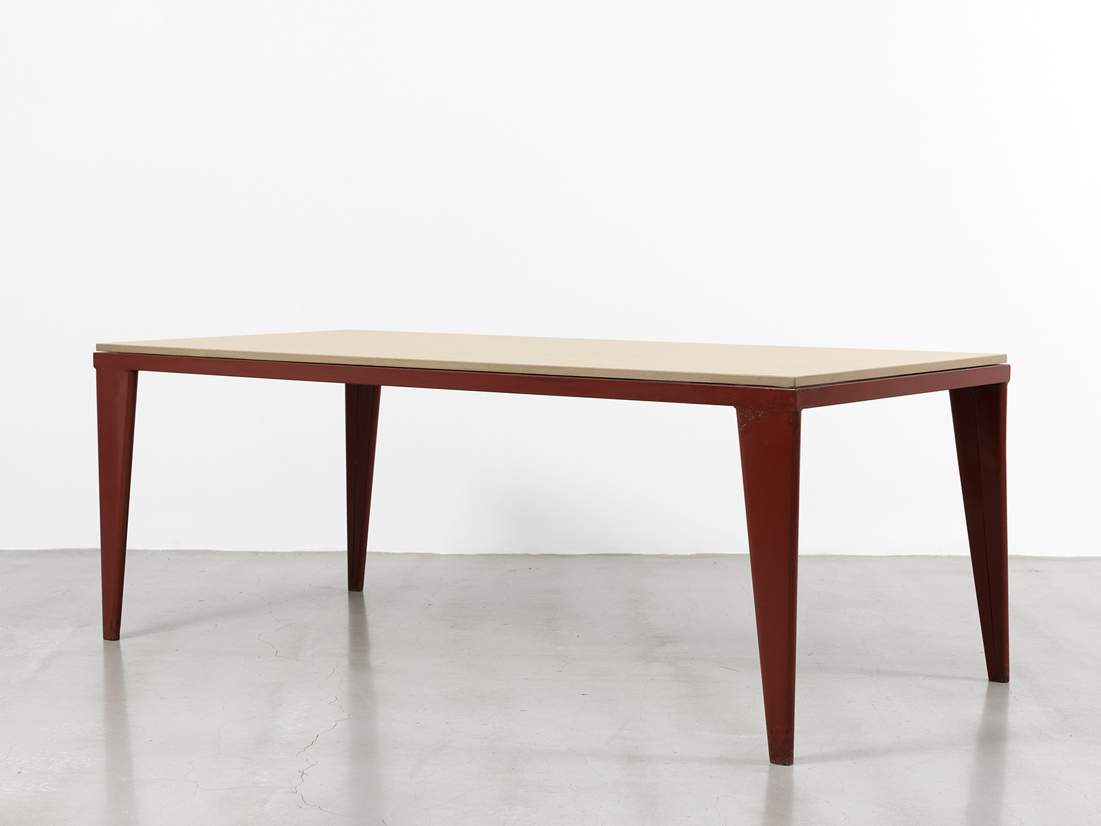 JEAN PROUVÉ - Table S.A.M., ca. 1939 – Tôle d'acier pliée laquée rouge et comblanchien