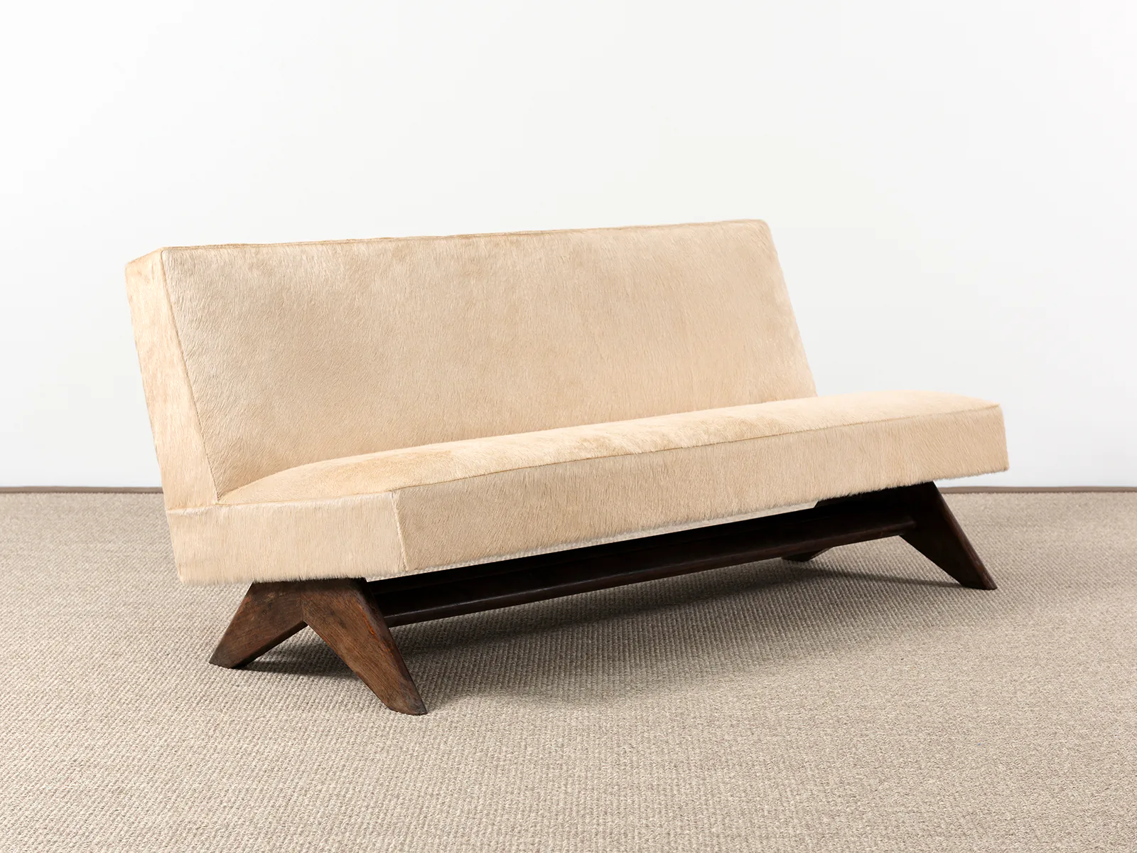 PIERRE JEANNERET - Sofa set, ca. 1955 PIERRE JEANNERET - Sofa set, ca. 1955 – Teck et peau