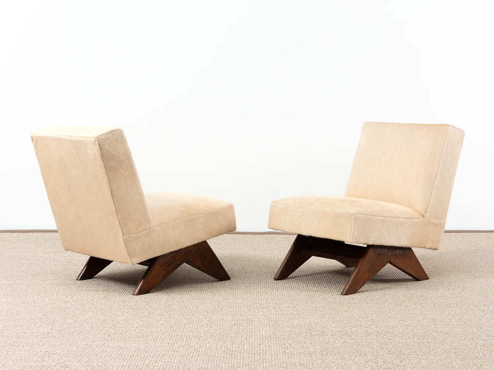 PIERRE JEANNERET - Sofa set, ca. 1955 PIERRE JEANNERET - Sofa set, ca. 1955 – Teck et peau