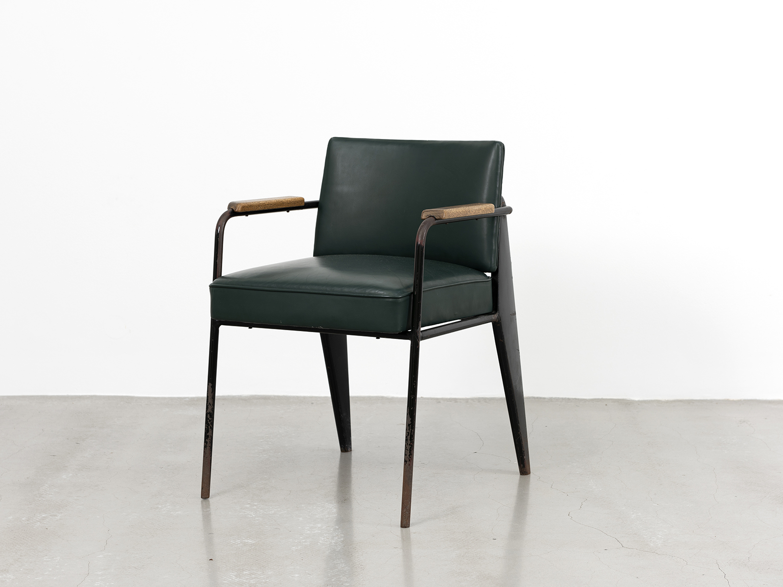 JEAN PROUVÉ - Fauteuil Bridge FB 11, 1946 – Tôle d'acier pliée, tube d'acier, cuir et bois