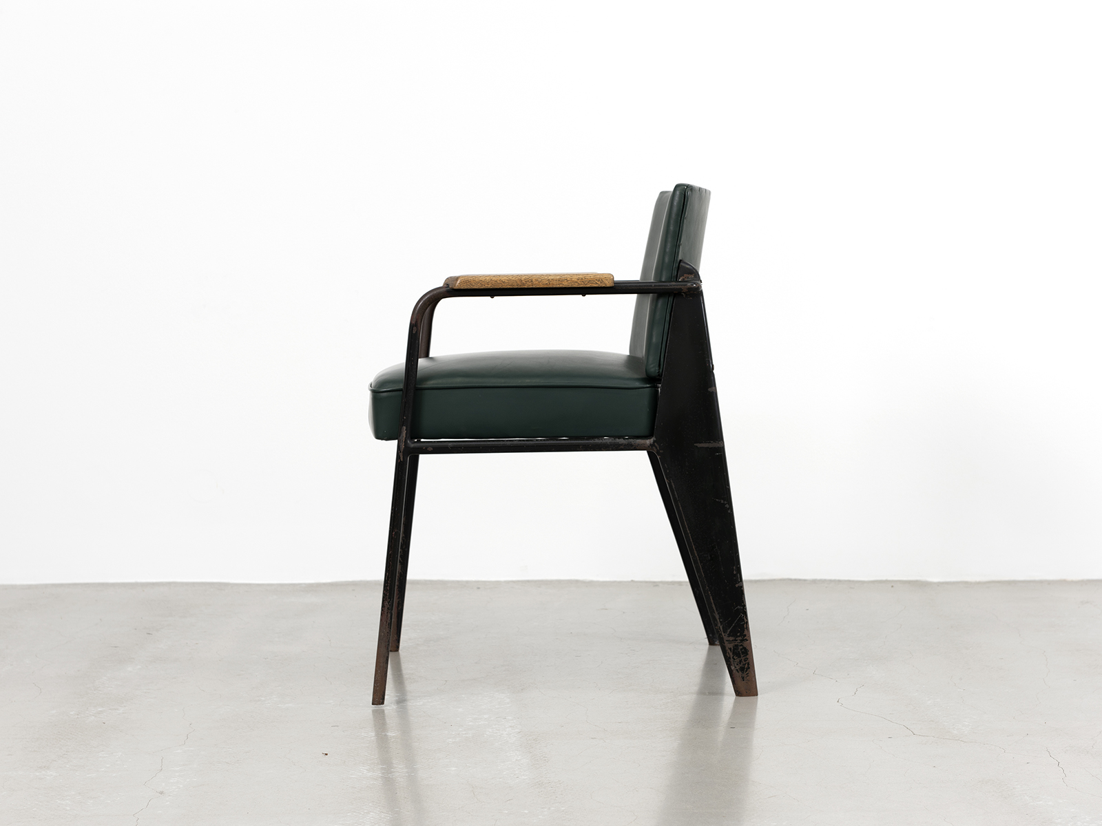 JEAN PROUVÉ - Fauteuil Bridge FB 11, 1946 – Tôle d'acier pliée, tube d'acier, cuir et bois