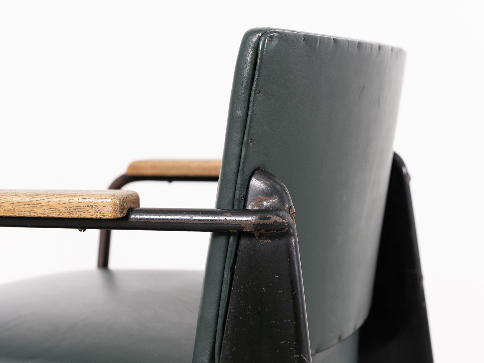 JEAN PROUVÉ - Fauteuil Bridge FB 11, 1946 – Tôle d'acier pliée, tube d'acier, cuir et bois