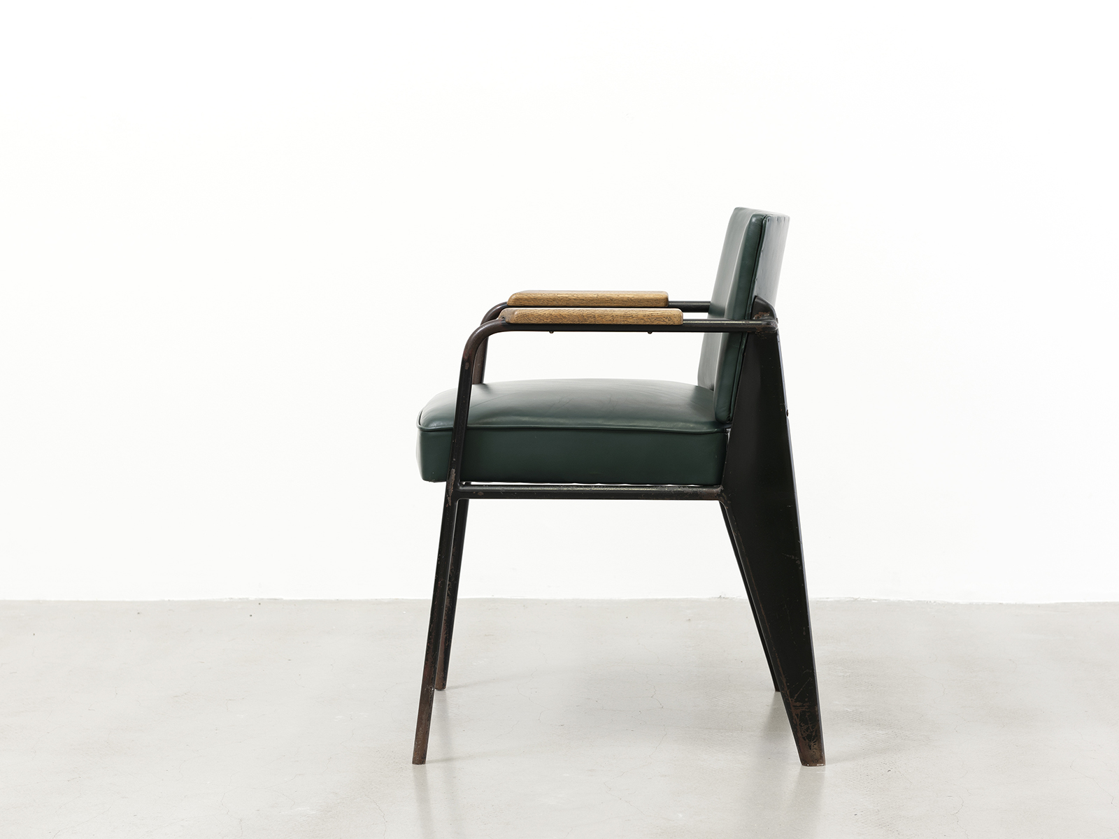 JEAN PROUVÉ - Fauteuil Bridge FB 11, 1946 – Tôle d'acier pliée, tube d'acier, cuir et bois