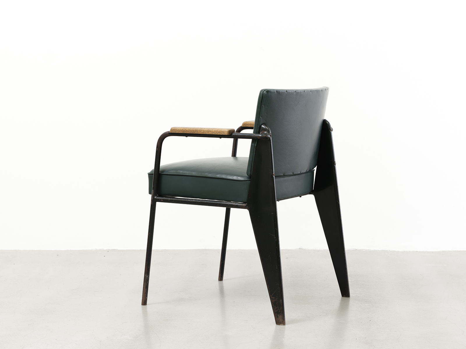 JEAN PROUVÉ - Fauteuil Bridge FB 11, 1946 – Tôle d'acier pliée, tube d'acier, cuir et bois