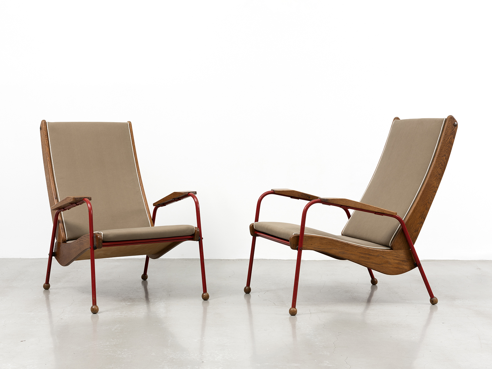 JEAN PROUVÉ - Paire de fauteuils Visiteur Métropole FV 13, ca. 1951 – Tube et tôle d'acier, bois et contreplaqué