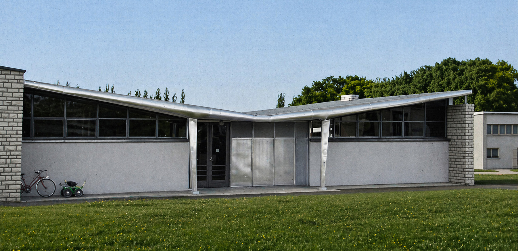 JEAN PROUVÉ - École La Valençaude, 1954 – Métal, aluminium, verre et béton