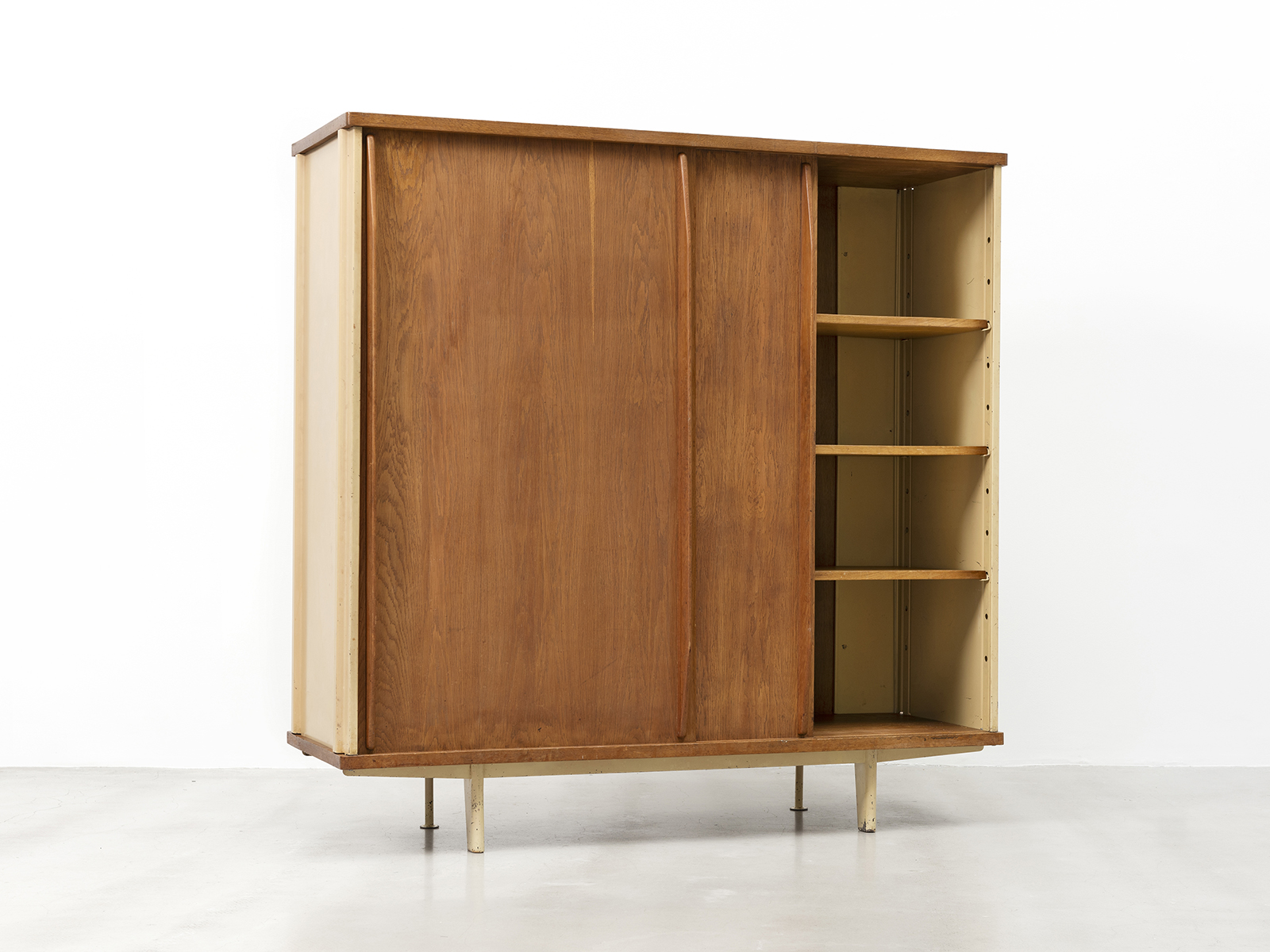 JEAN PROUVÉ - Armoire n° 100, ca. 1952 – Tôle d'acier pliée et bois