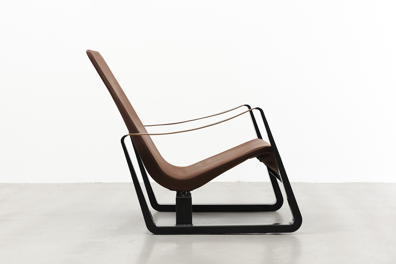 JEAN PROUVÉ - Fauteuil Cité, 1930 JEAN PROUVÉ - Fauteuil Cité, 1930 – Tôle d'acier, toile tendue et cuir