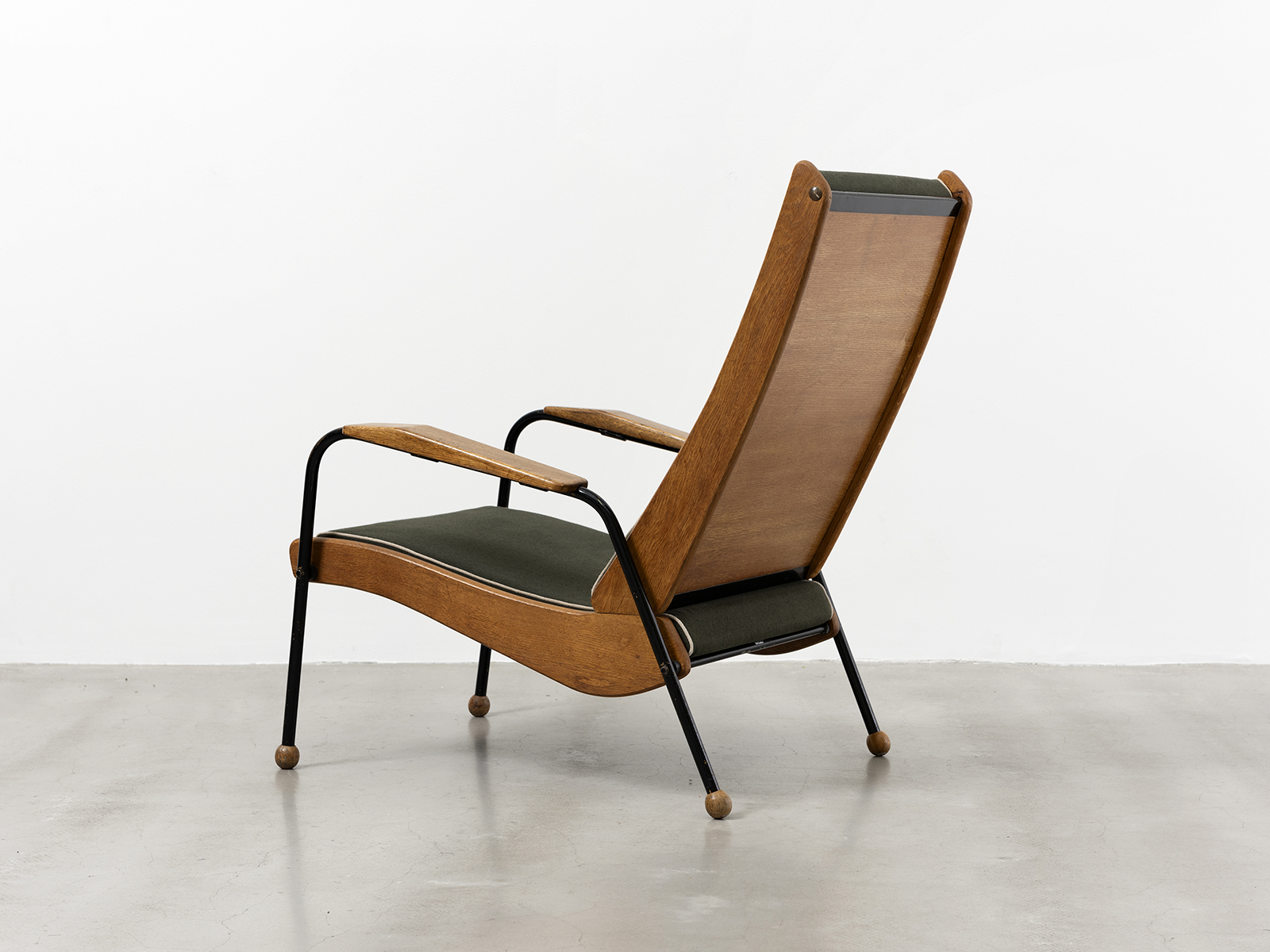JEAN PROUVÉ - Pair of Pair of Visiteur no. 350 armchairs, ca. 1950 – Tube and sheet steel aluminum, wood and plywood