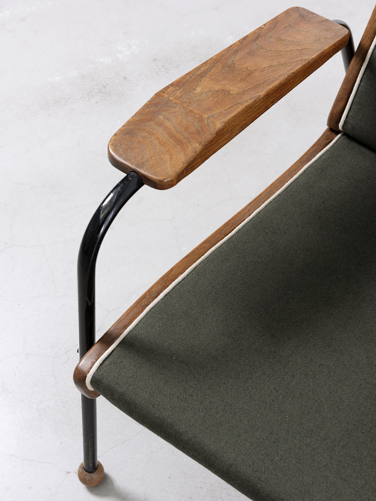 JEAN PROUVÉ - Pair of Pair of Visiteur no. 350 armchairs, ca. 1950 – Tube and sheet steel aluminum, wood and plywood