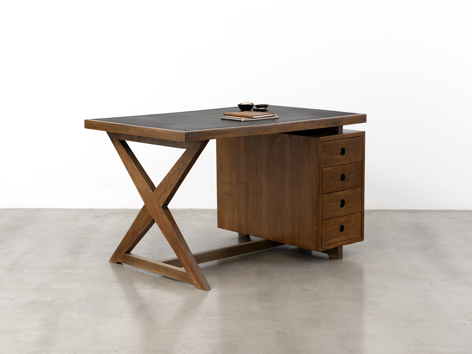 PIERRE JEANNERET - Bureau, ca. 1960 – Teck, cuir et aluminium 