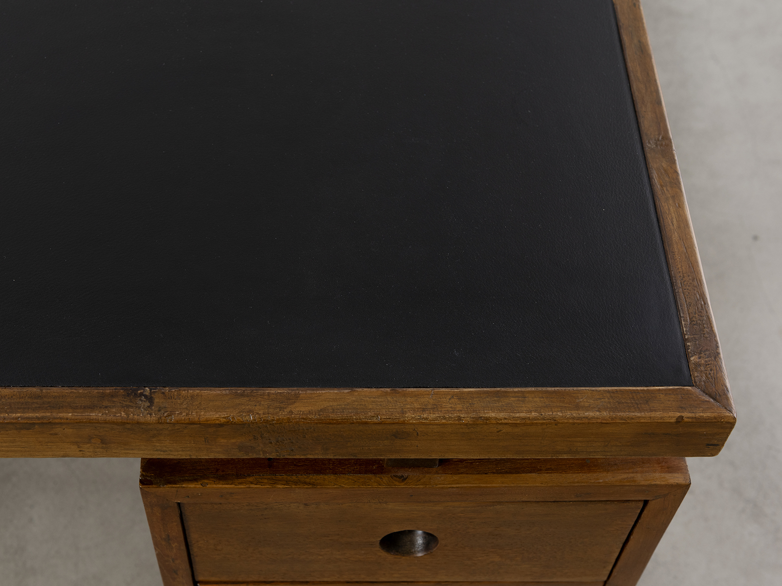 PIERRE JEANNERET - Bureau, ca. 1960 – Teck, cuir et aluminium 