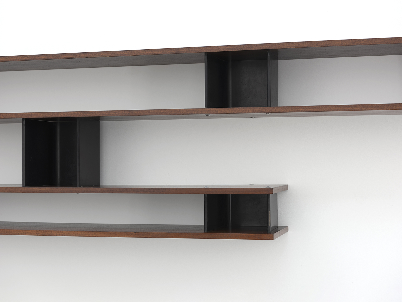 CHARLOTTE PERRIAND - Bibliothèque Nuage, 1958 CHARLOTTE PERRIAND - Bibliothèque Nuage, 1958 – Acajou et métal laqué noir
