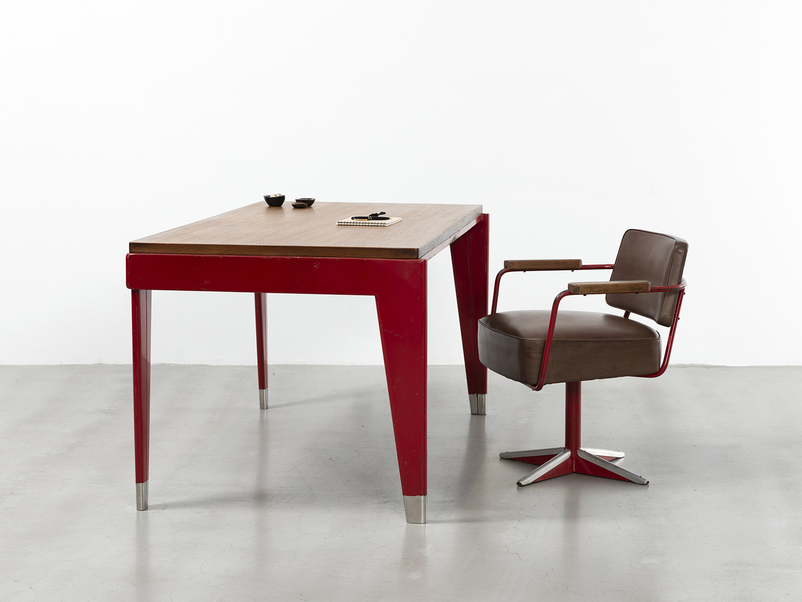 JEAN PROUVÉ - Direction no. 353 swiveling office chair, ca. 1951 – Bent sheet steel, steel tube, stainless steel, leather and wood