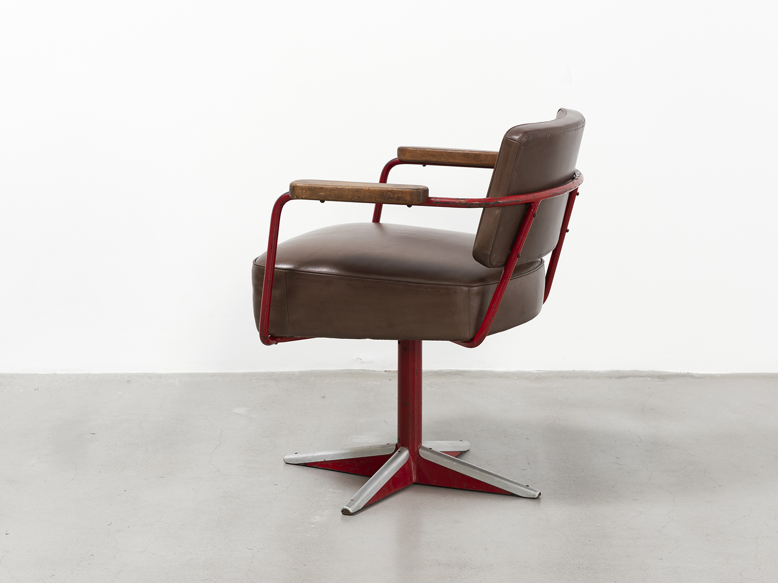 JEAN PROUVÉ - Direction no. 353 swiveling office chair, ca. 1951 – Bent sheet steel, steel tube, stainless steel, leather and wood