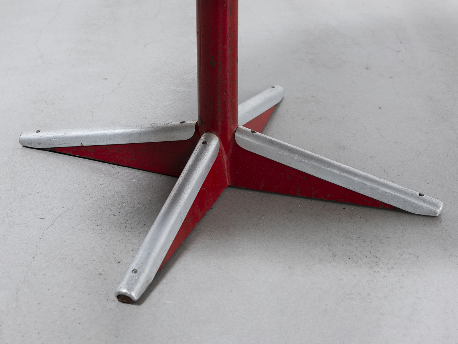 JEAN PROUVÉ - Direction no. 353 swiveling office chair, ca. 1951 – Bent sheet steel, steel tube, stainless steel, leather and wood