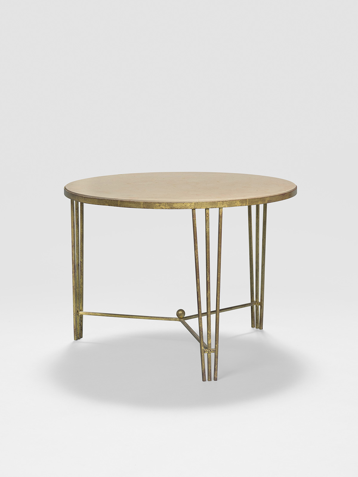 JEAN ROYÈRE - Guéridon, ca. 1950 JEAN ROYÈRE - Guéridon, ca. 1950 – Métal patiné doré et plateau en comblanchien